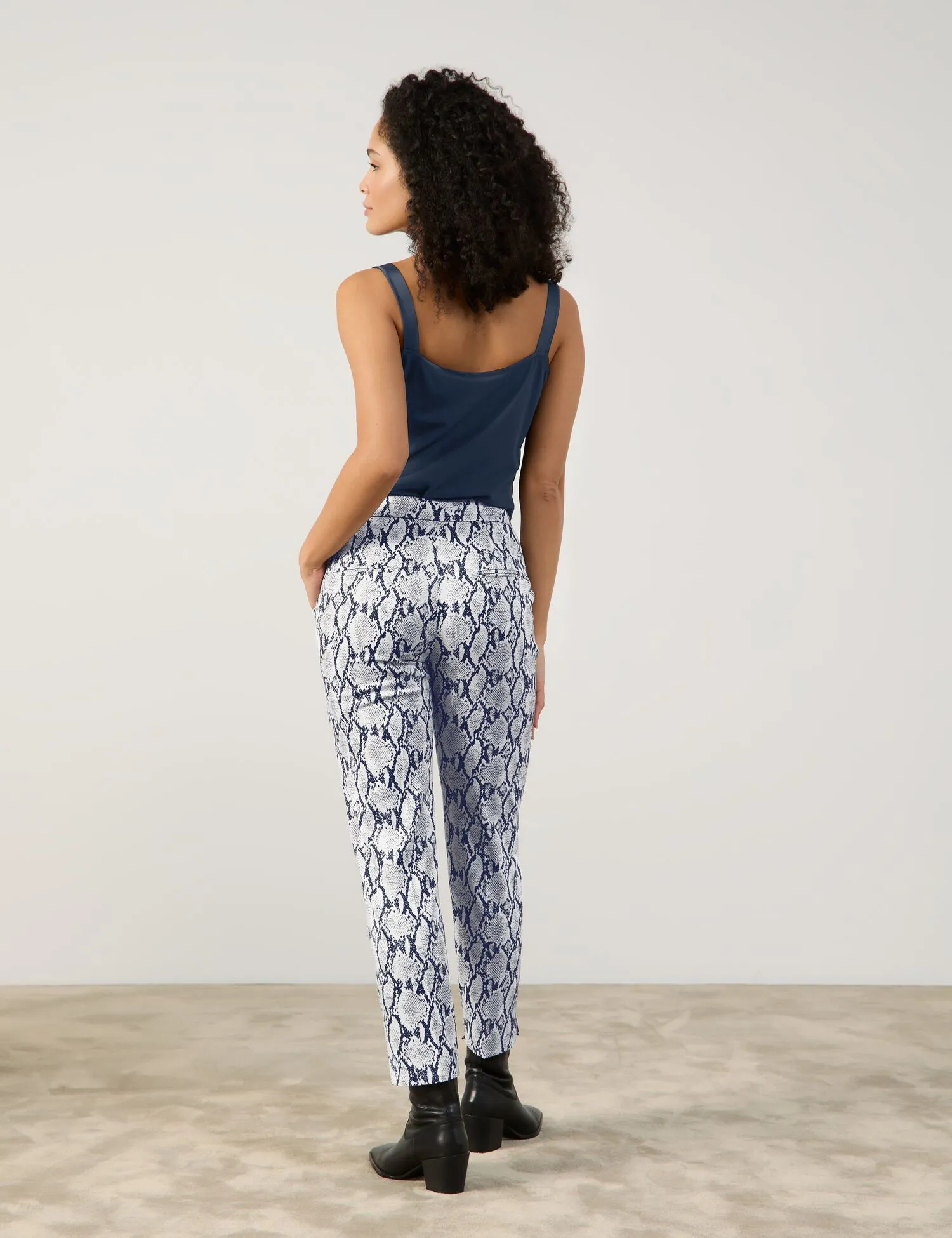 7/8-length trousers with a snakeskin pattern