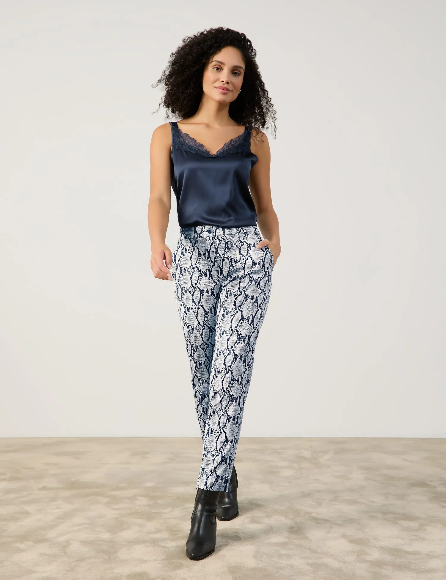 7/8-length trousers with a snakeskin pattern