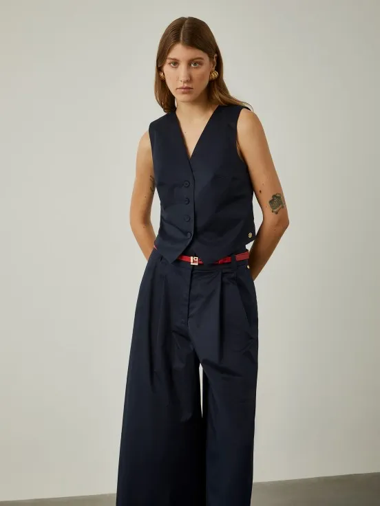 Fitted vest est with buttons