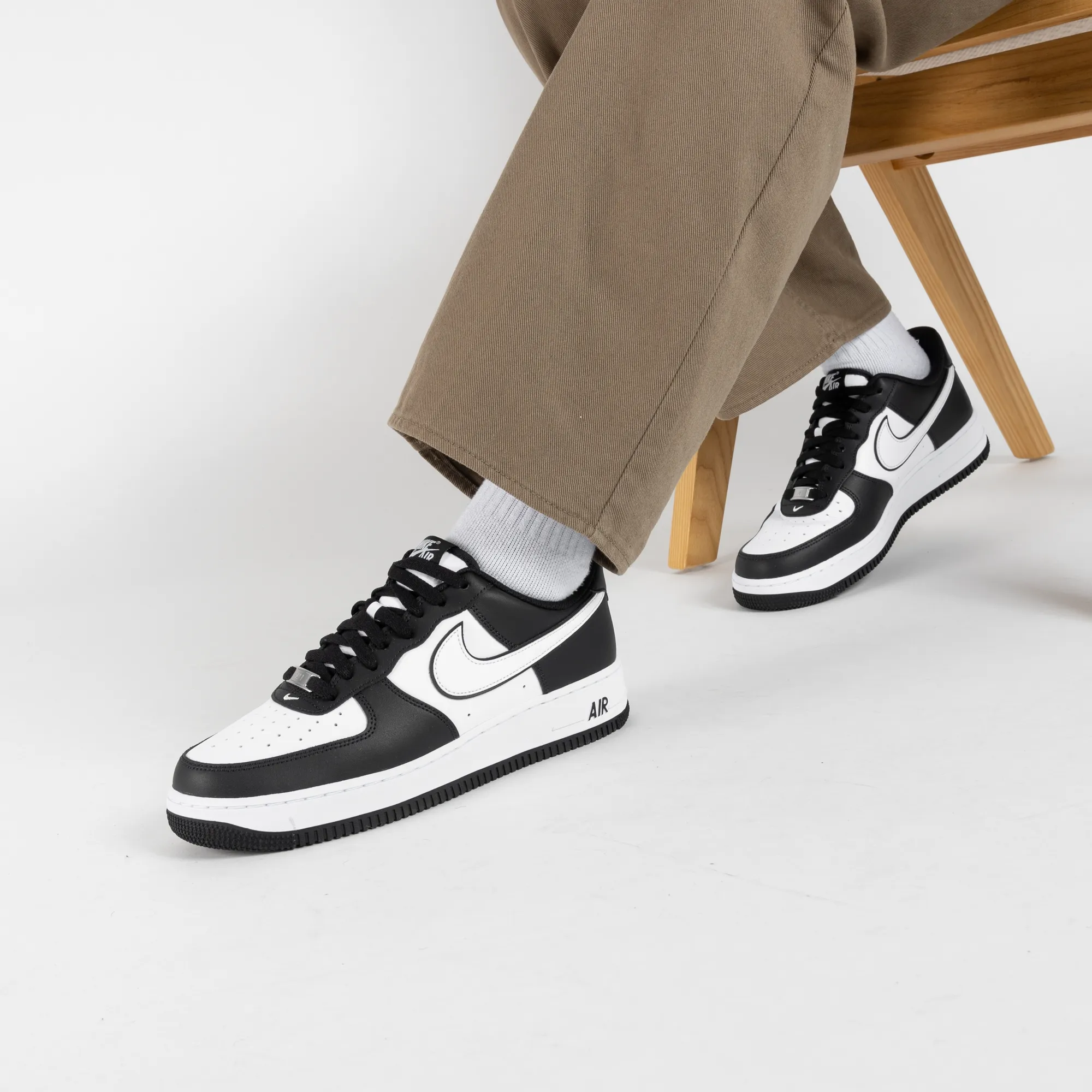 NIKE AIR FORCE 1 LOW PANDA