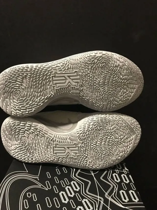 Nike Kyrie Low 2 Sandy Cheeks
