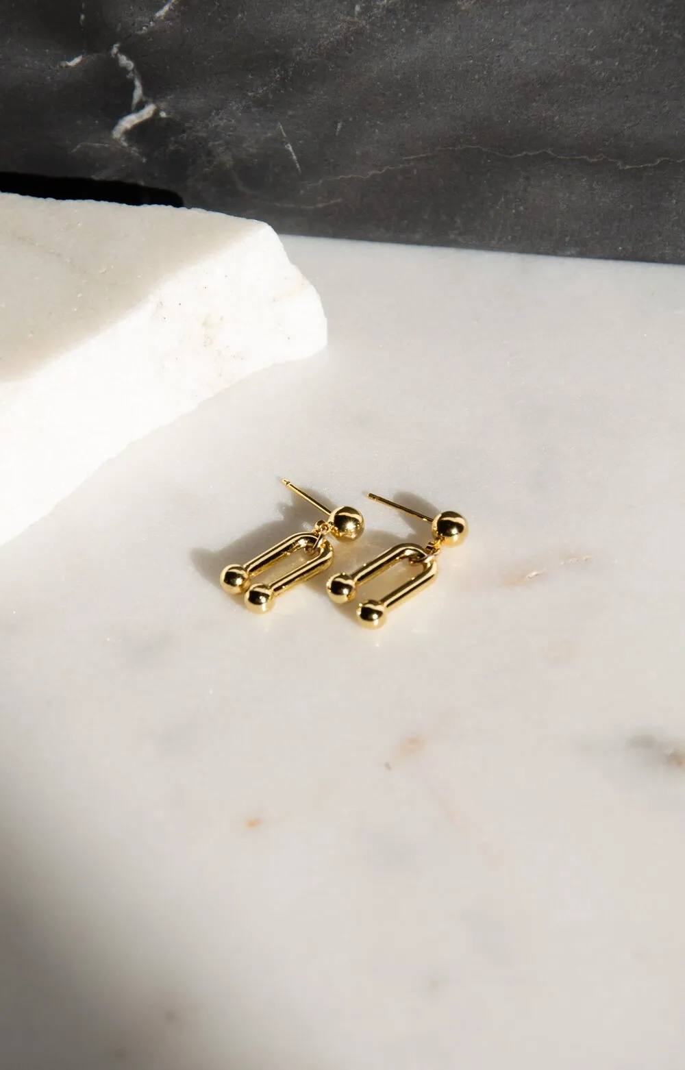 Oneiro Bonds Earrings (Short)