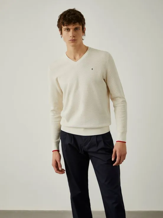 V-neck pullover with structure