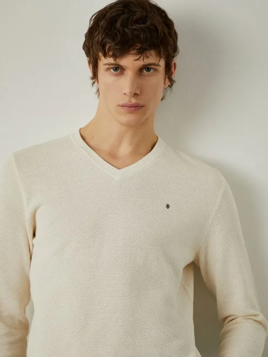V-neck pullover with structure